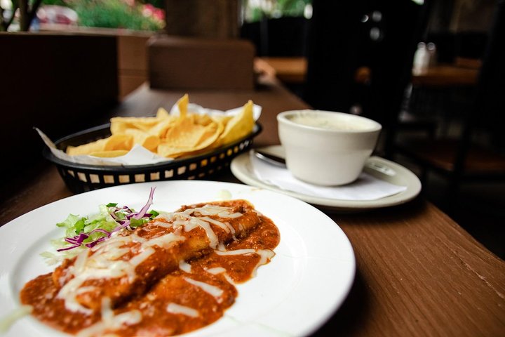 Dallas Food Tour with 5 Local Food Tastings in Deep Ellum Area