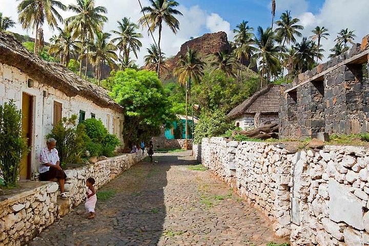 Beach & Old Town Tour – History, Culture & Iconic Sights