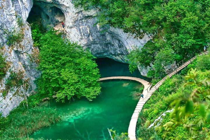 Transfer from Zagreb to Split with Entry Ticket to Plitvice Lakes