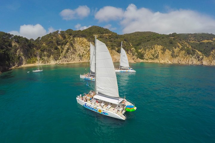 Catamaran ride -Costa Brava with barbecue and drinks. Familiar.