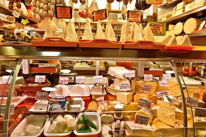 Small Group Market tour and Dining Experience at a Cesarina's home in Rimini