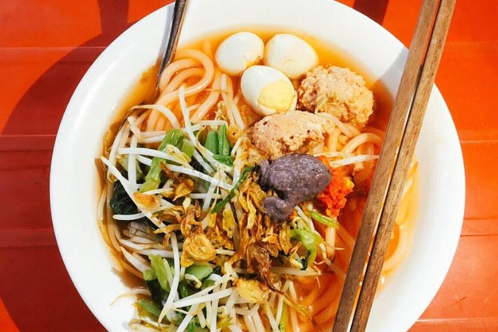 Scooter tour and street food around Buon Ma Thuot city.
