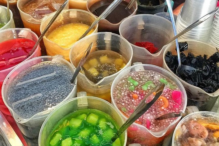 Scooter tour and street food around Buon Ma Thuot city.