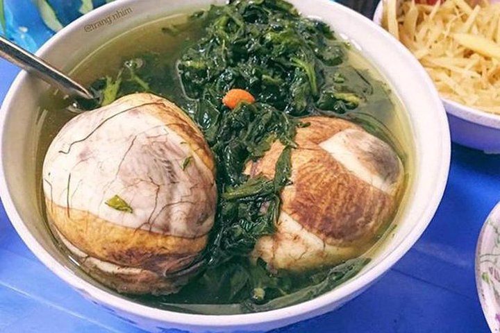 Scooter tour and street food around Buon Ma Thuot city.