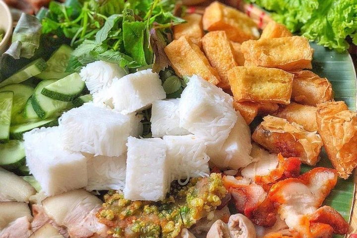Scooter tour and street food around Buon Ma Thuot city.