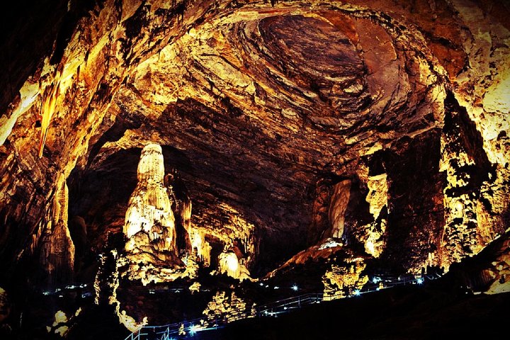 Discover the Cacahuamilpa Grottoes from Taxco