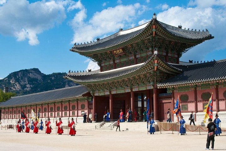Small-Group Full-Day Royal Palace & Seoul City Tour (Pick-up)