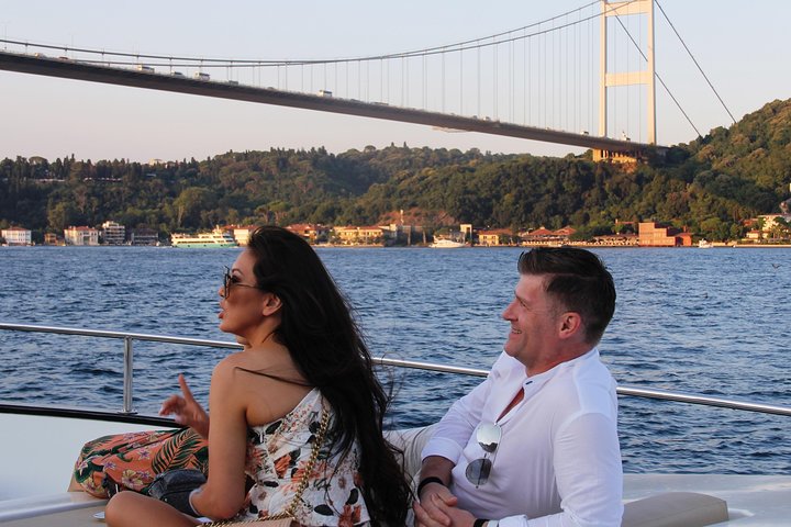 Istanbul Bosphorus Sunset Luxury Yacht Cruise with Snacks