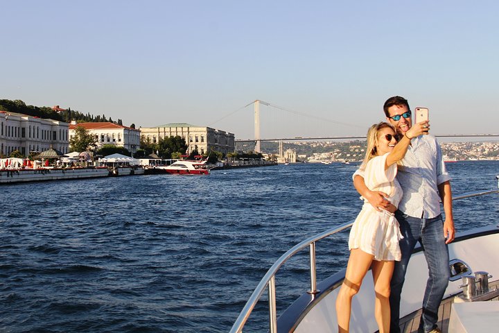 Istanbul Bosphorus Sunset Luxury Yacht Cruise with Snacks