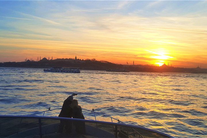 Istanbul Bosphorus Sunset Luxury Yacht Cruise with Snacks