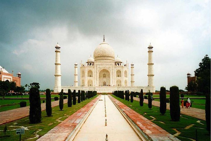 Overnight Agra Tour From Ahmedabad with Return Flights