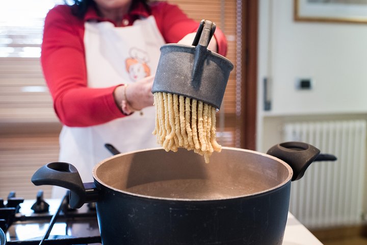 Small group Pasta and Tiramisu class in Rimini by Cesarine