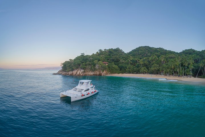 Puerto Vallarta Luxury Yacht Tour: Snorkeling, Open Bar and Lunch