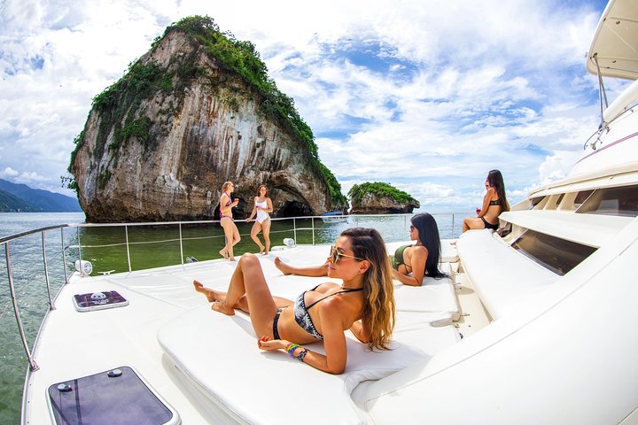 Puerto Vallarta Luxury Yacht Tour: Snorkeling, Open Bar and Lunch