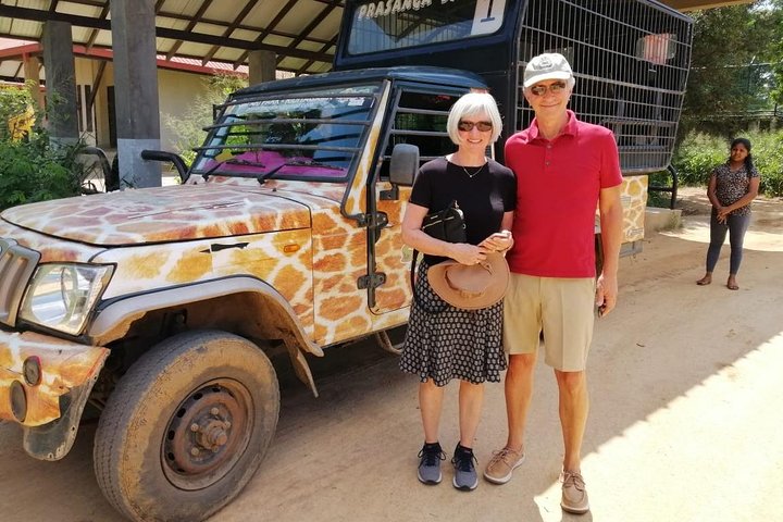 14 Days Tour in Sri Lanka (Hotels with Breakfast & Luxury Car)