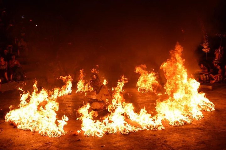 Private Uluwatu Temple and Kecak Fire Dance Evening Tour in Jimbaran Bay