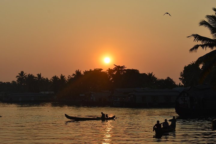 Backwaters Bliss: Cochin to Alleppey Escape