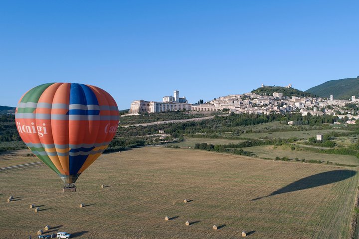 Professional hot air balloon rides at Assisi, Trasimeno in Umbria