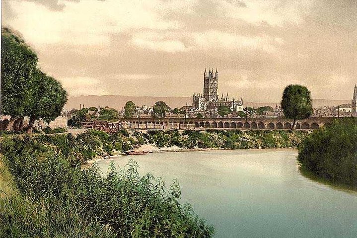 Guided walking tour : Ghosts & Giggles Of Gloucester