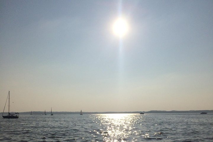 Sail along the Río de la Plata with a good wine and listening to Argentine tango