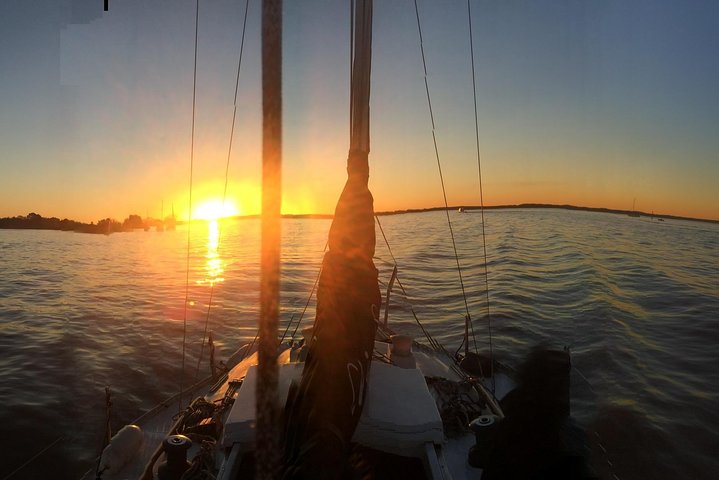 Sail along the Río de la Plata with a good wine and listening to Argentine tango
