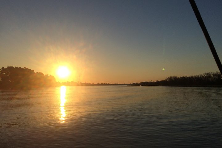 Sail along the Río de la Plata with a good wine and listening to Argentine tango