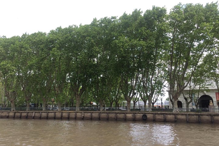 Sail along the Río de la Plata with a good wine and listening to Argentine tango