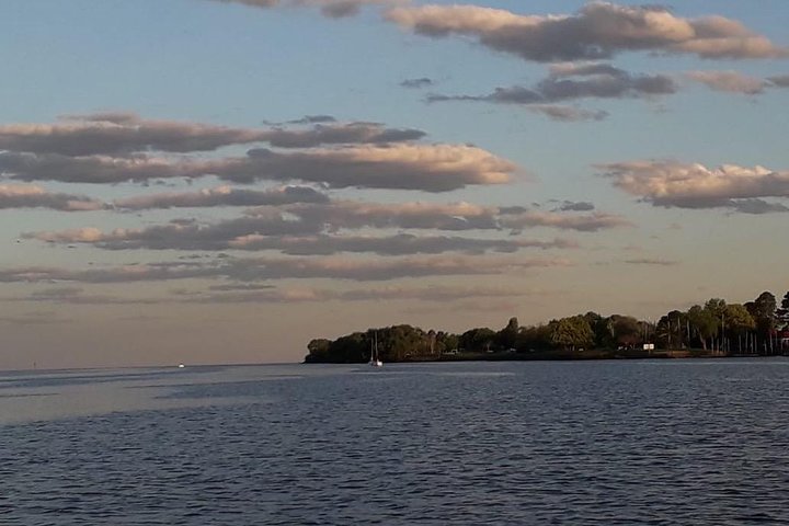 Sail along the Río de la Plata with a good wine and listening to Argentine tango