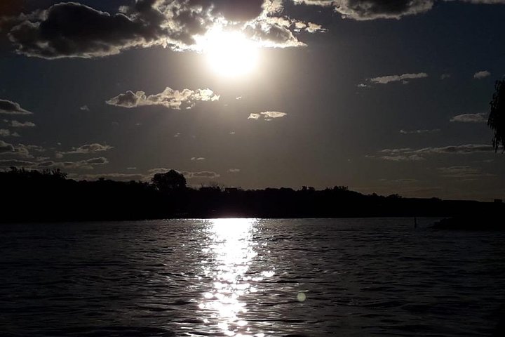 Sail along the Río de la Plata with a good wine and listening to Argentine tango