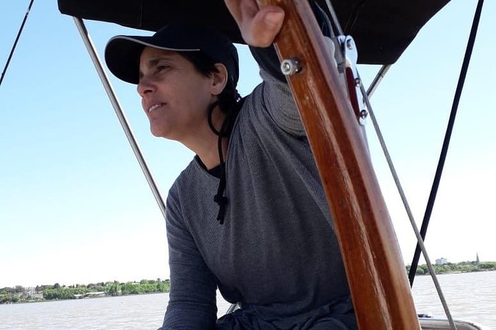 Sail along the Río de la Plata with a good wine and listening to Argentine tango