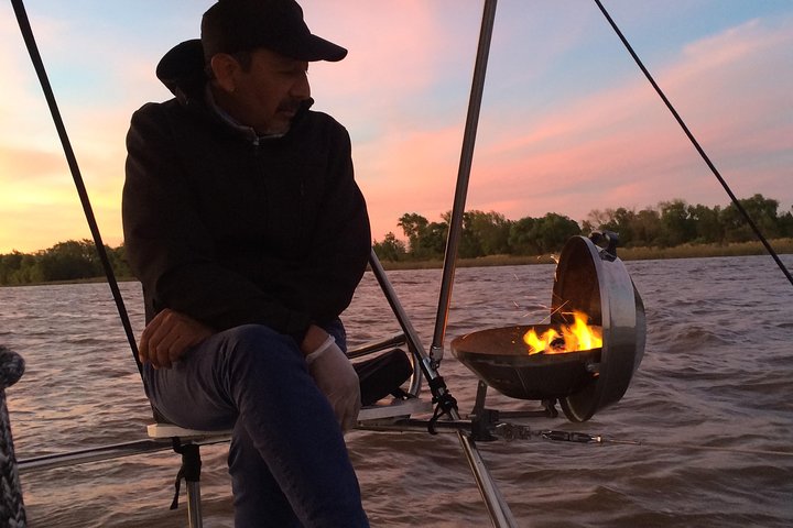 Sail along the Río de la Plata with a good wine and listening to Argentine tango