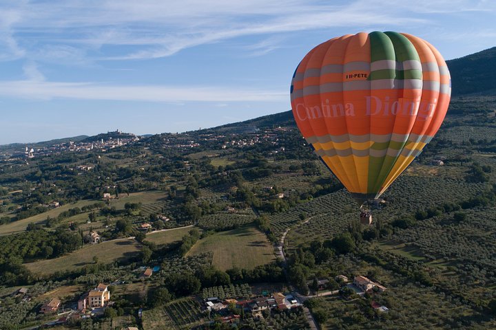 Professional hot air balloon rides at Assisi, Trasimeno in Umbria