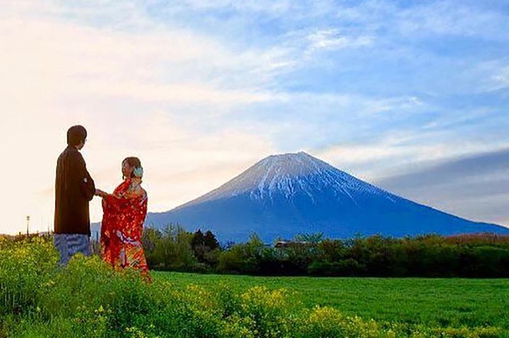 Photo Wedding at the most beautiful Mt. Fuji by professionals