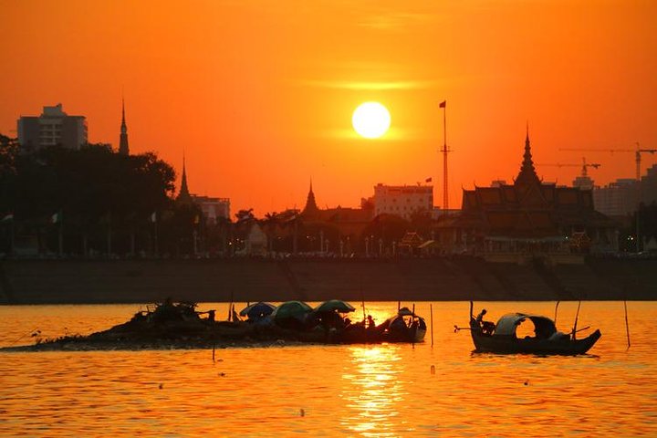Sunset Cruise with unlimited beer & soft drinks -English speaking guide on board