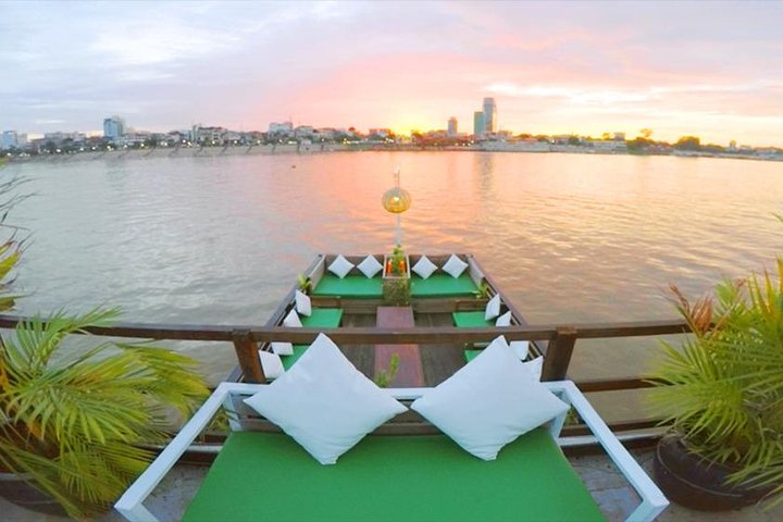 Sunset Cruise with unlimited beer & soft drinks -English speaking guide on board