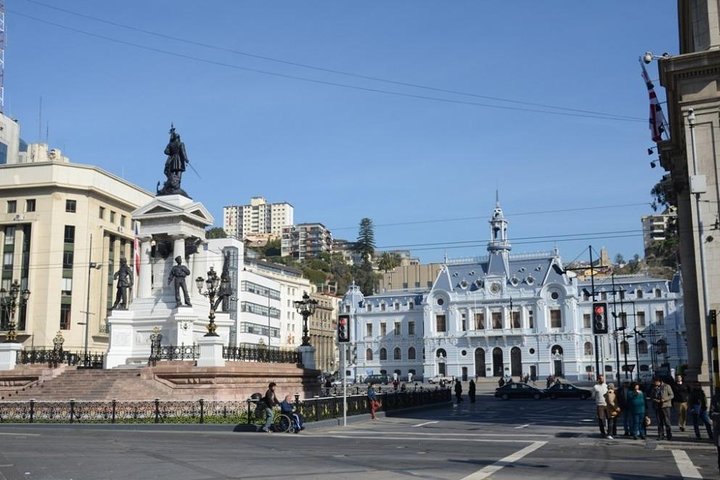 Famous Valparaíso! Premium Walking Tour with a Native Guide