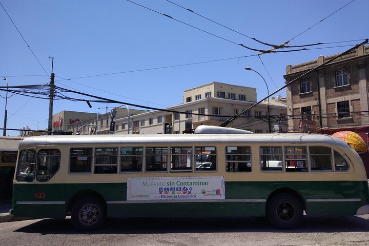Valpo in 1 day: Authentic + Famous! Semi-private walking tour & public transport