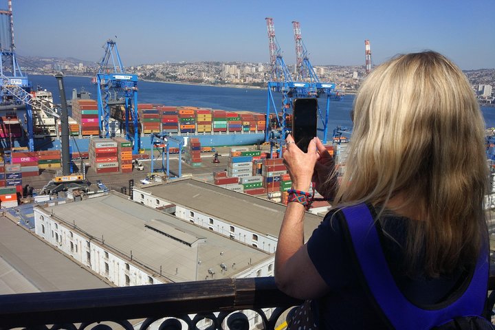 Valpo in 1 day: Authentic + Famous! Semi-private walking tour & public transport