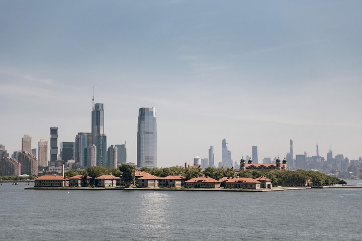 Statue of Liberty and Ellis Island Guided Tour with Ferry