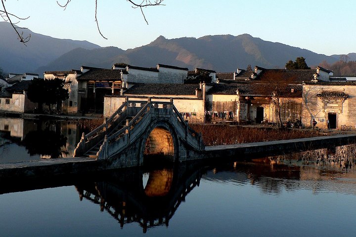Private Hiking Tour along Xihong Ancient Trail in Huangshan City & Mt. Qiyun