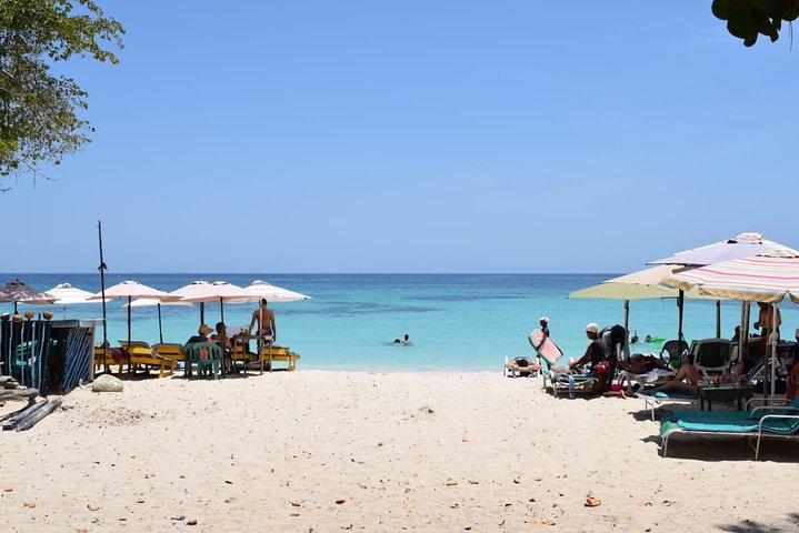 One-day tour to Playa Blanca by land Popular sector
