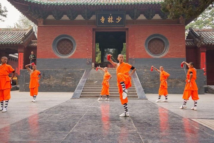 Private tour to Longmen Grottoes and Shaolin from Xi'an by train