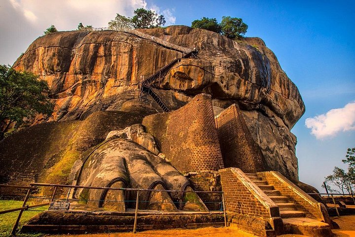Sigiriya Rock Fortress and Dambulla All Inclusive Tour From Kandy