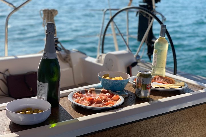 Mallorca Midday or Sunset Sailing with Light Snacks and Open Bar