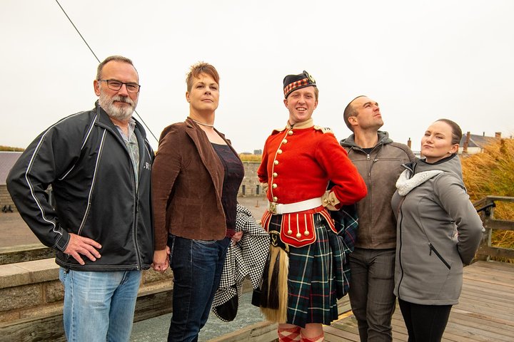 Halifax Premium Tour: Peggy's Cove, Citadel & Titanic Cemetery
