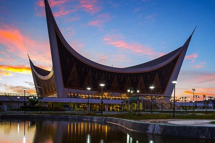 3 Days Private Padang Tour: Minangkabau Cultural Center, Village & City Tour