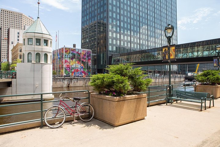 Milwaukee Food Tour with 5 Local Favorites Tastings & Secret Dish