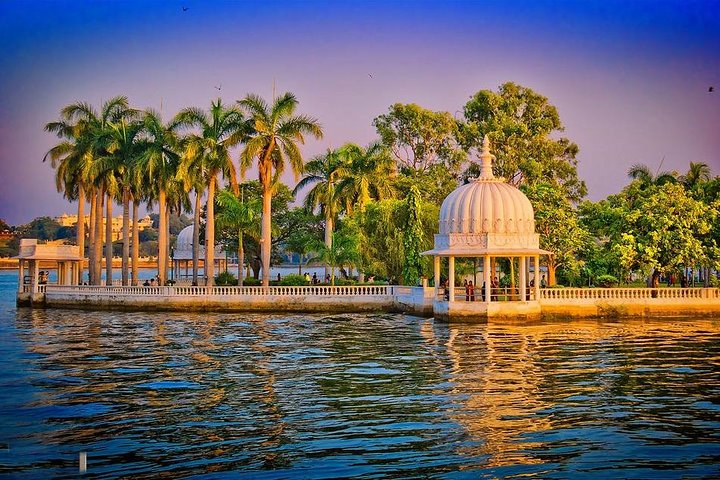 Private Udaipur Sightseeing Tour by Tuk-Tuk or Car with Driver