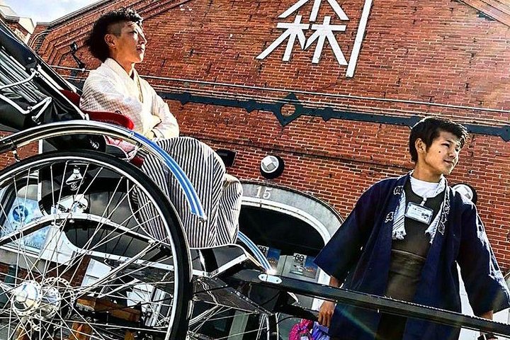 Dress Up High-Quality “Hakama” Kimono and 30-min Rickshaw Tour