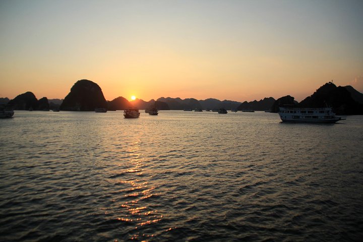 Lan Ha Bay Deluxe Cruise 2D/1N: Kayaking, Swimming at pristine places & meals